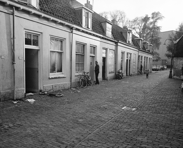 851621 Gezicht op de voorgevels van de deels dichtgetimmerde woningen Gasthuishuisstraat 29-lager te Utrecht. De ...